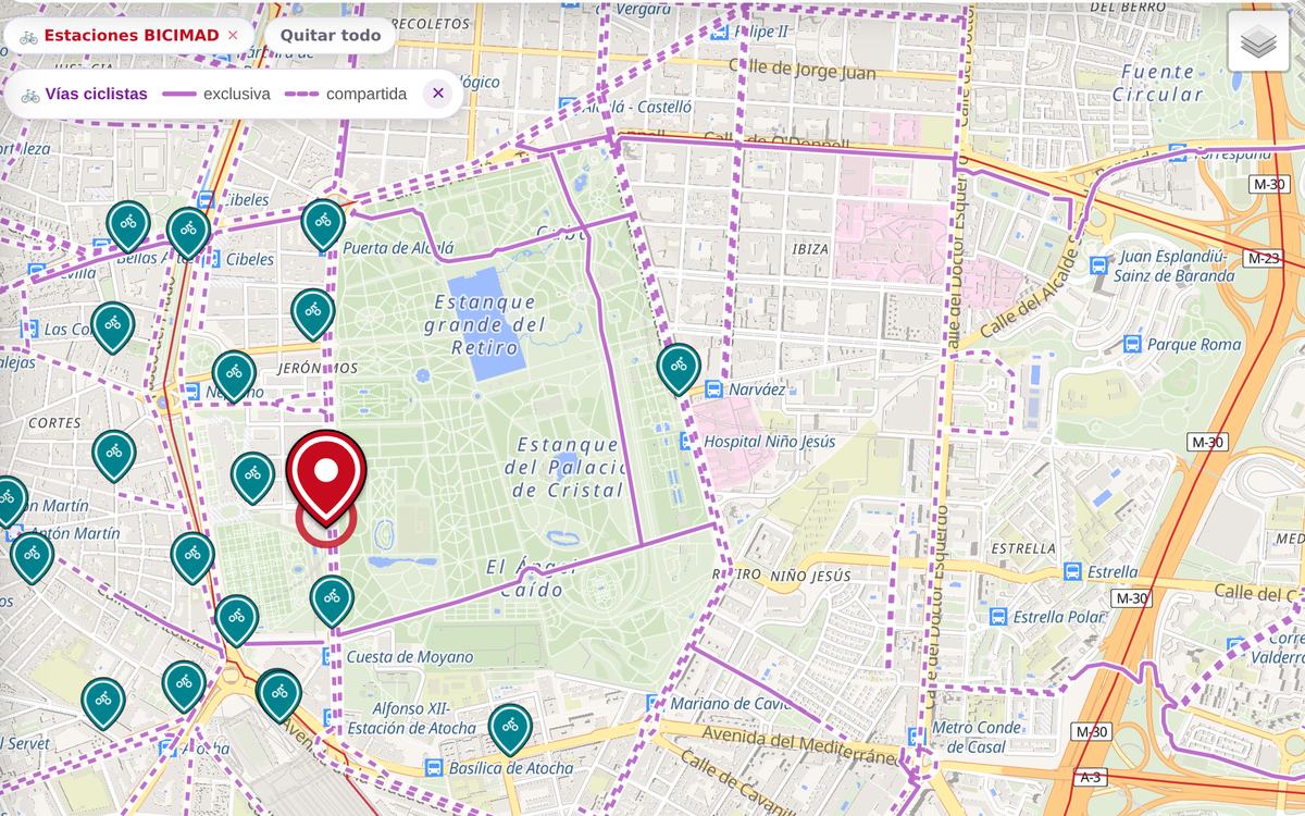 Mapa de moviliMAD en modo Bici: estaciones de BiciMAD junto al Retiro y la red de vías ciclistas dibujada en violeta, con su leyenda