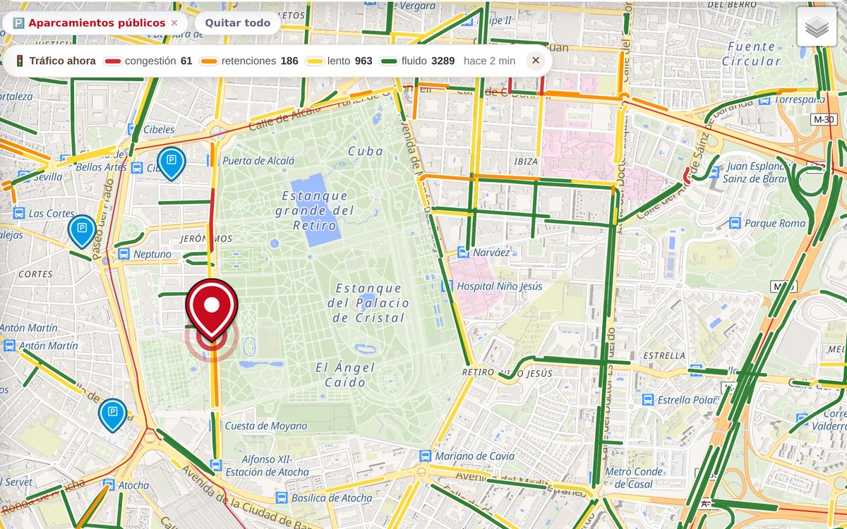 Mapa de moviliMAD en modo Coche: aparcamientos públicos junto al Retiro y el estado del tráfico en cada calle, en verde, amarillo, naranja y rojo, con su leyenda